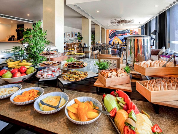 a buffet selection at the restaurant in Mercure Bendigo Schaller