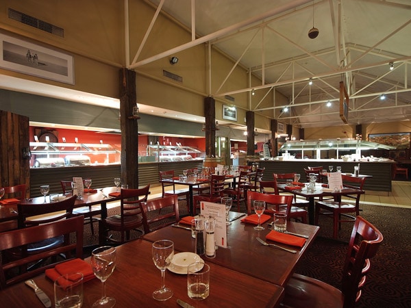 wide seating area inside the in-house restaurant of Outback Pioneer Hotel
