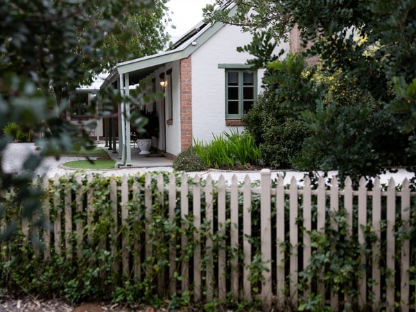 lush greenery surrounding the Tanunda Cottages with a fence