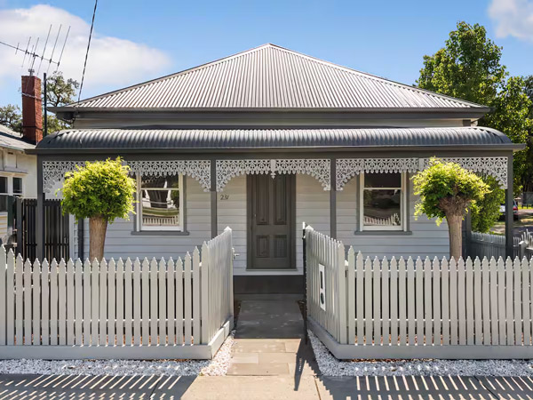 the exterior of Harcourt House, Bendigo