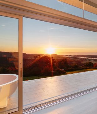 <p><i>Find epic views</i> and vibrant personality at this intimate <strong>Berry</strong> retreat</p>

