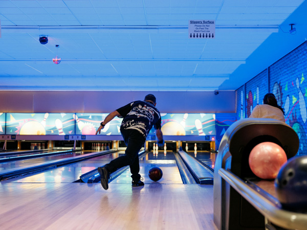 a man playing at Bendigo Bowling Centre