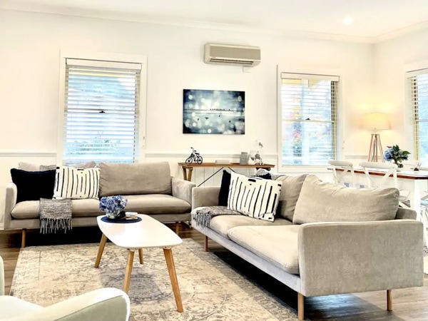 a minimalist interior with white-painted walls at Autumn Beauty Cottages