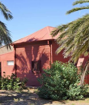 <p>The <i>incredible story</i> behind the tiny <strong>Broken Hill</strong> Mosque</p>
