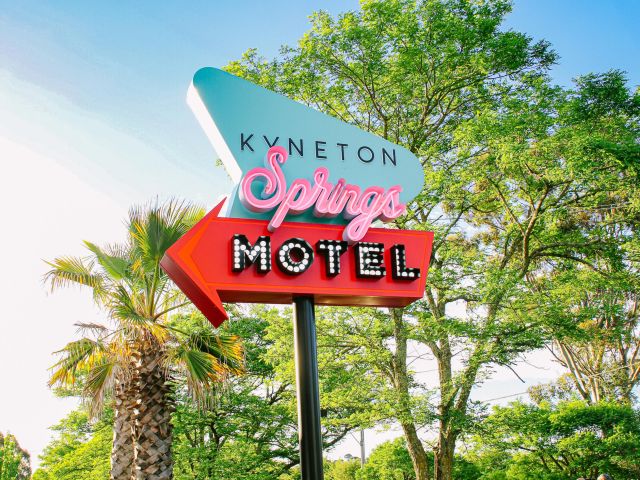The Kyneton Springs Motel neon sign