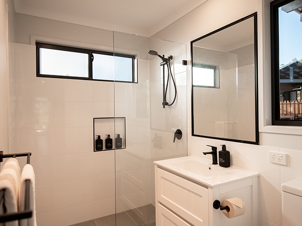 Crocodile Hunter Lodge cabin bathroom