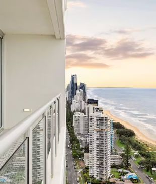 <p>12 of the <i>most dazzling</i> <strong>Broadbeach</strong> accommodation picks</p>

