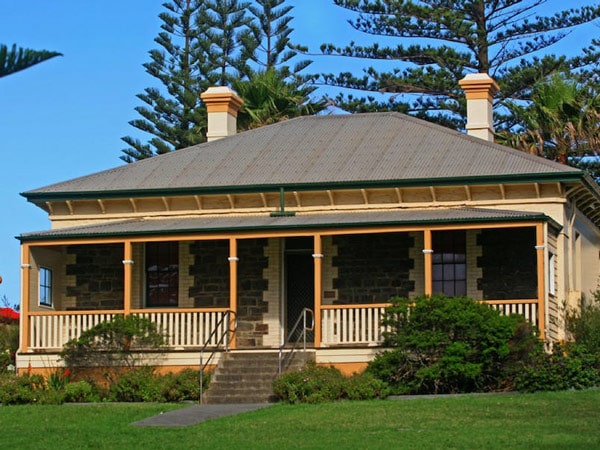 the exterior of Pilot's Cottage Museum, Kiama