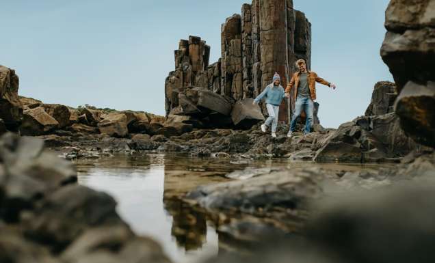 A couple explores Bombo Quarry on the Sapphire Coast, NSW