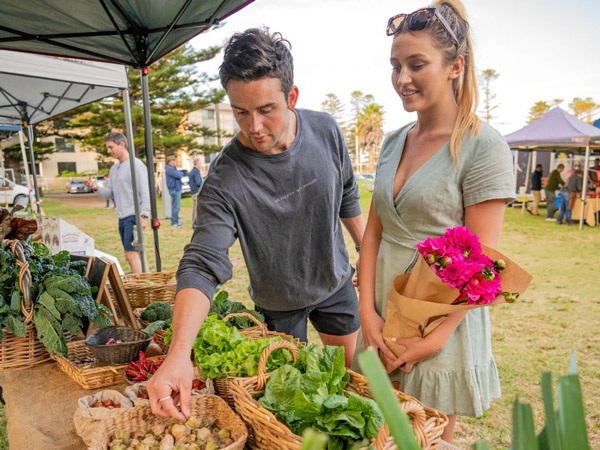 a couple buying fresh local produce at Kiama Farmers’ Market