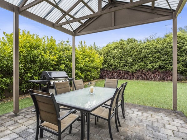 an al fresco seating area at Mount Gambier Apartments MG Delux