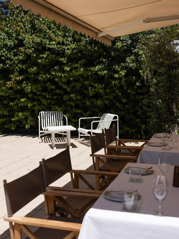 alfresco dining at Dunes Palm Beach