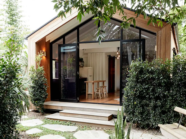 the Friday Hut Airbnb, Joints in Byron