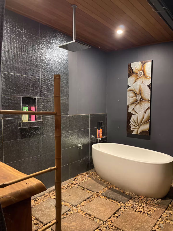 the shower room with a bathtub at Broome Sky-view Airbnb