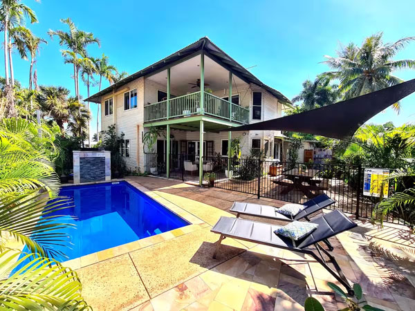 a three-bedroom Airbnb with a pool at El Sueño, The Dream