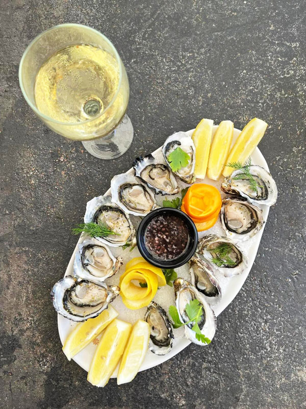 freshly shucked oysters at El Grekos Taverna, Palm Cove