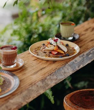 <p><i>18 scrumptious cafes</i> in <strong>Byron Bay</strong> (and beyond)</p>
