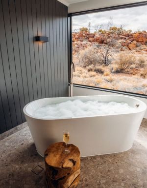A bathtub in a deluxe suite at Discovery Parks Kings Canyon