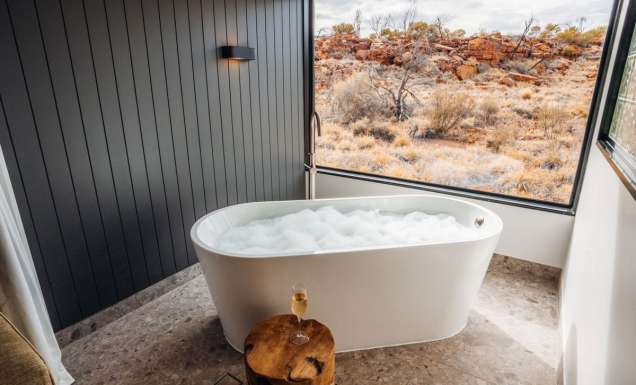 A bathtub in a deluxe suite at Discovery Parks Kings Canyon