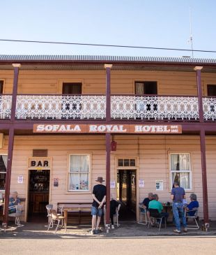 <p><i>The hidden gems</i> of <strong>Sofala</strong> – from accommodation to artists</p>
