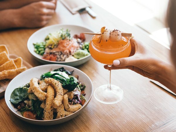 dining at Moku Bar & Grill, Novotel Cairns Oasis Resort