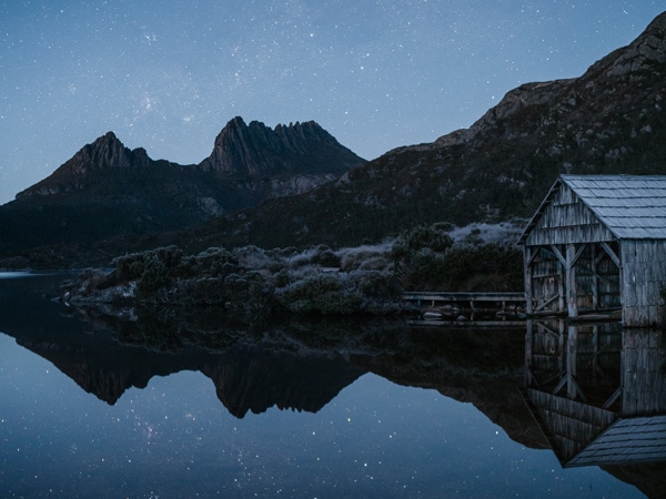the Dove Lake and Cradle Mountain under the night sky in Tasmania