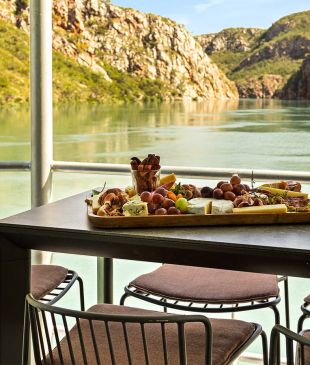 <p><i>24 hours on luxury floating hotel</i>, Jetwave Pearl <strong>Horizontal</strong> <strong>Falls</strong></p>
