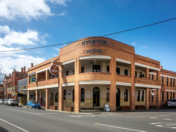 The facade of Kyneton Hotel Victoria