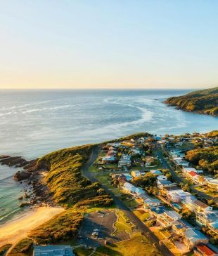 <p><strong>Brisbane</strong> to <strong>Newcastle</strong>: <i>The coastal gems</i> every Aussie needs to see</p>
