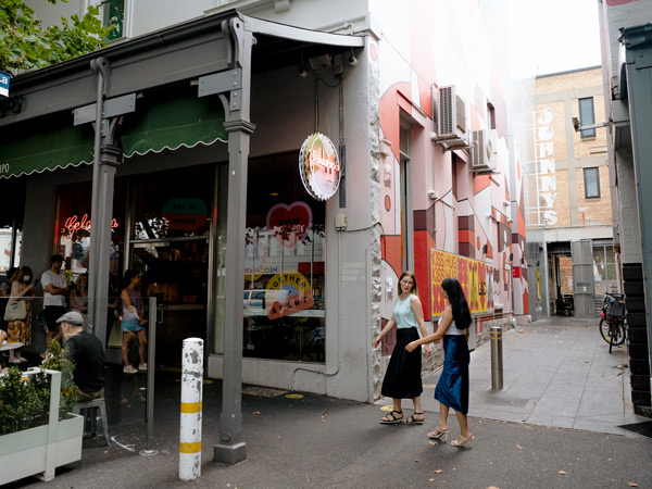two ladies stopping by Pidapipó in Carlton