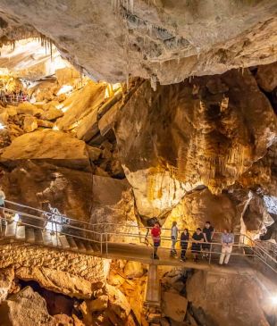 <p><i>A must-read guide</i> to exploring <strong>Jenolan Caves</strong></p>
