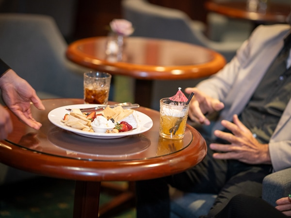 dining and drinking at Jeremiah's Bar, Jenolan Caves, Blue Mountains