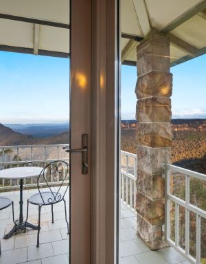 the corner view suite balcony overlooking the Blue Mountains
