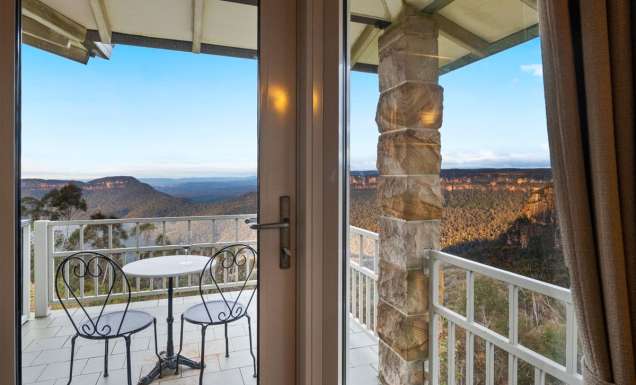 the corner view suite balcony overlooking the Blue Mountains