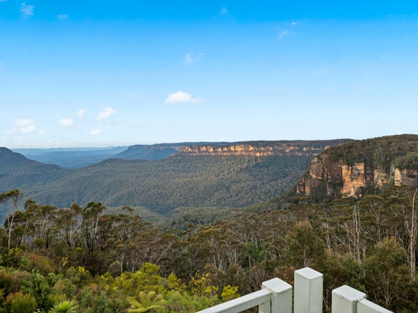 the view of Jamison Valley from Echoes Blue Mountains Boutique Hotel