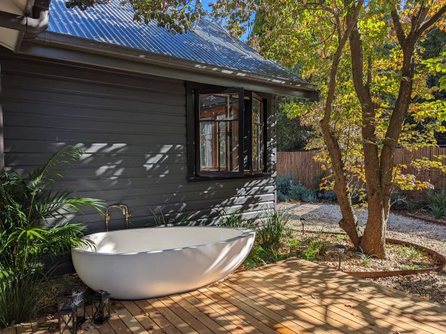 an outdoor bath at Leura Cabin