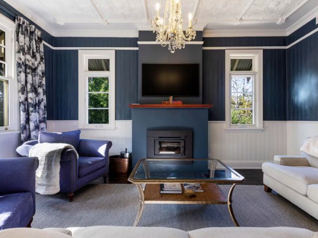 Coryong Airbnb with a fireplace in Leura