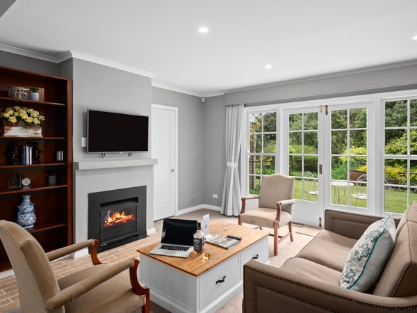 the living room with a fireplace at Parklands Country Gardens in Blackheath