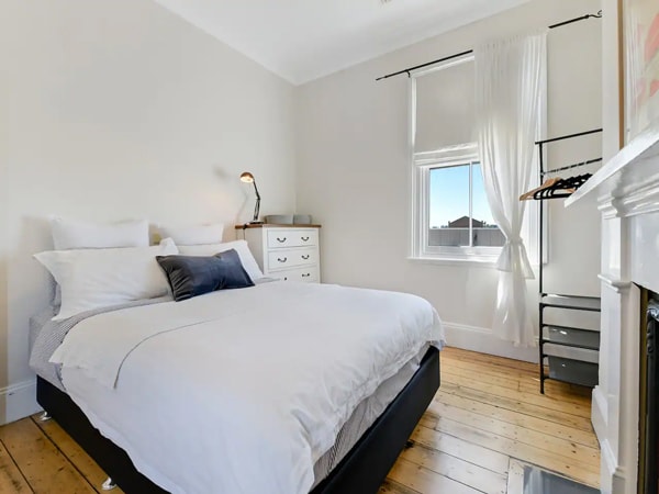 the bedroom at Heart of Orange Airbnb