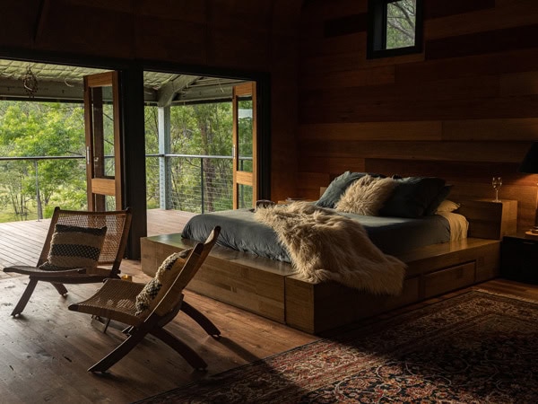 a king size bed at Shearers Studio at Little Valley Farm, NSW