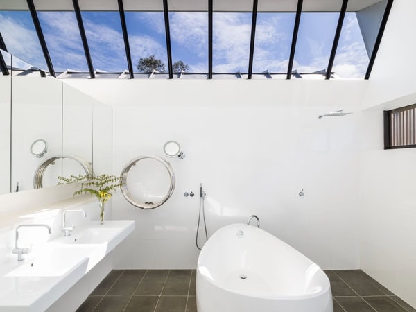 the bathroom at Alkina Lodge