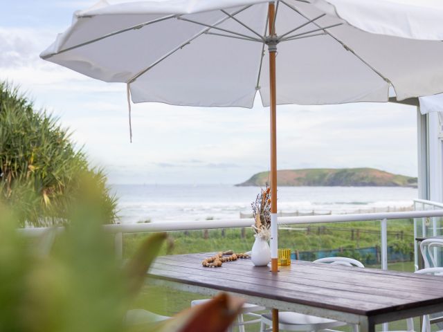 al fresco dining at Donovan's Surf Club Restaurant & Bar with a view of Park Beach