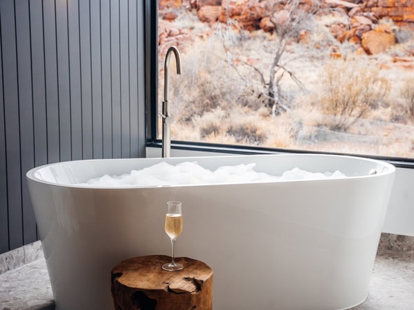 The bathtub in the deluxe suite at Discovery Parks - Kings Canyon Resort
