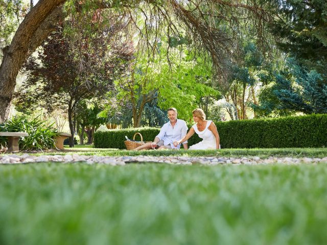 couple picnicking in the gardens at Evanslea