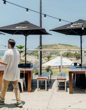 beachfront dining at Jetty Beach House