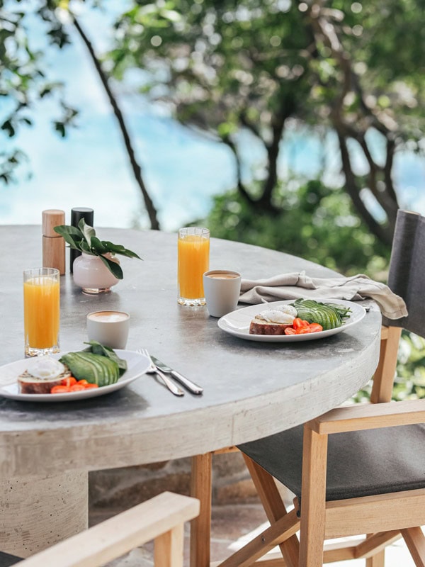 the outdoor dining at Lizard Island Resort