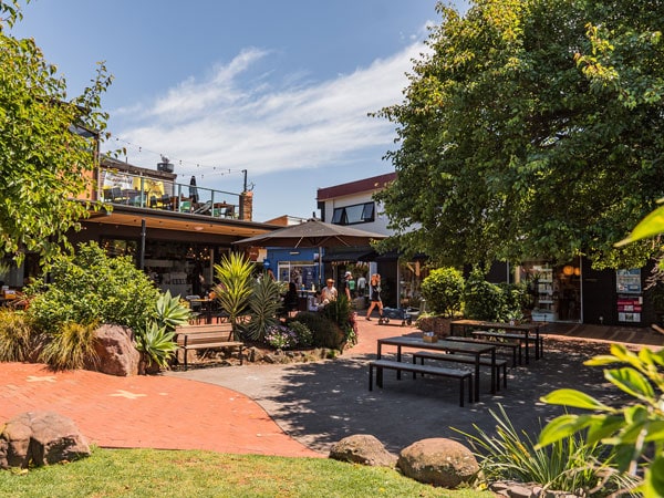 the outdoor setting at MorMors, Merimbula