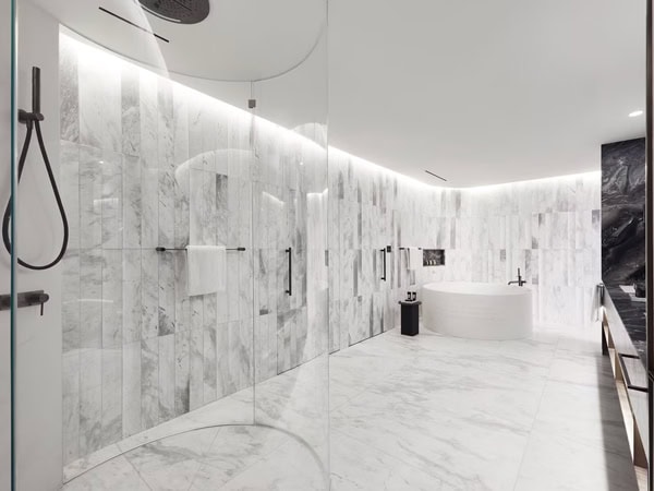 the bath and shower at Extreme Wow Suite; W Melbourne