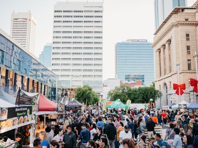 crowds of shoppers at Twilight Food Market, Coffs Harbour