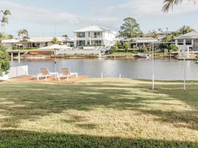 The River Cottage next to a canal in Mooloolaba